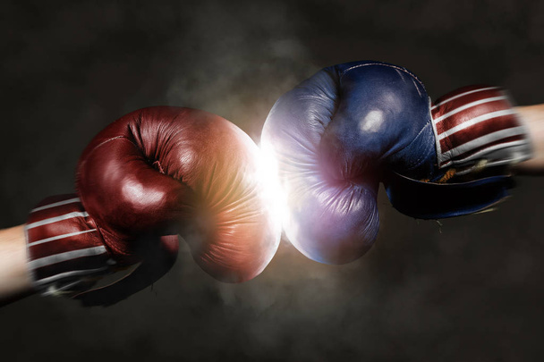 共和党と民主党がボクシングでシンボル表示されたキャンペーンで - 写真・画像