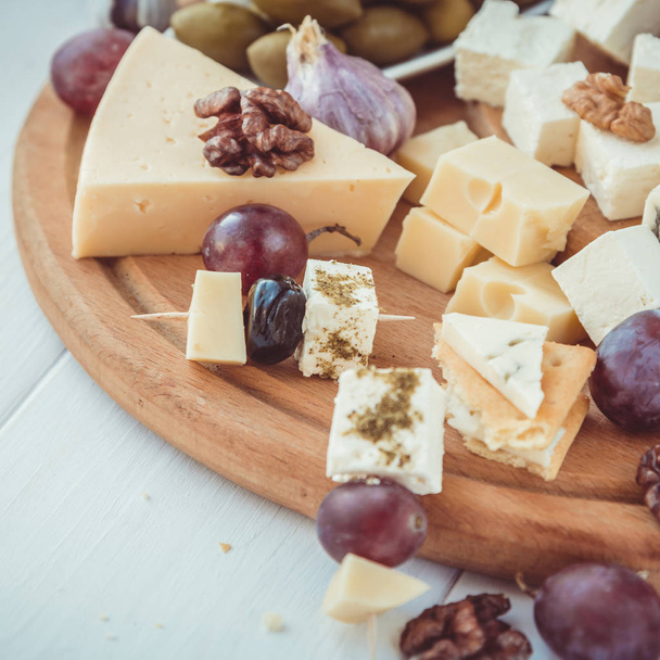 Placa de queso con uvas
 - Foto, Imagen