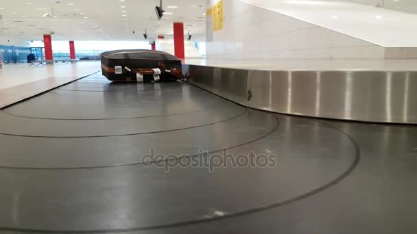 Stracił walizka ruchu przenośnika na lotnisku - Materiał filmowy, wideo