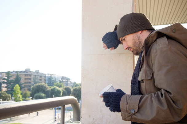 Безпритульні просять про благодійність на вулиці
 - Фото, зображення