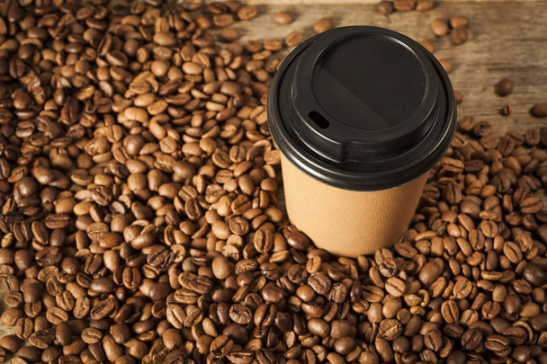 Бумажная чашка кофе на деревянном фоне
 - Фото, изображение