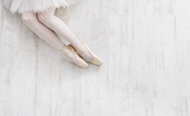 Μπαλαρίνα σε παπούτσια pointe, χαριτωμένη πόδια, μπαλέτο φόντο - Φωτογραφία, εικόνα
