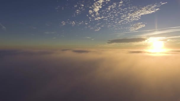 flyig boven wolken op ochtend - Video