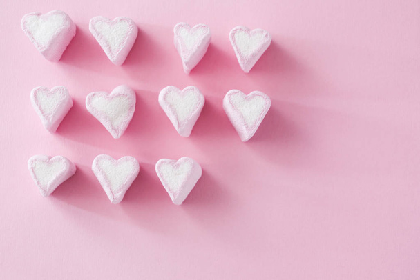 Heart shaped marshmallows - Foto, afbeelding