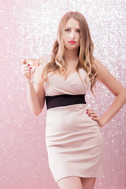 sexy blonde Frau mit einem Glas Champagner auf einer Party - Foto, Bild