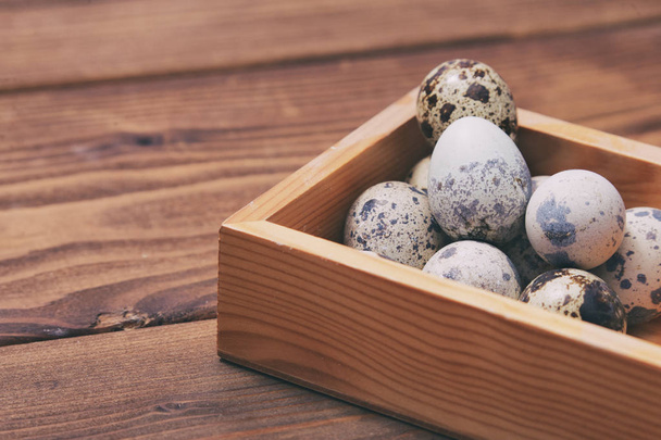 huevos de codorniz en una caja de madera - Foto, Imagen