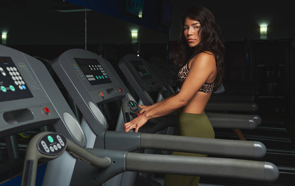 Woman walk in gym treadmill - Foto, Bild