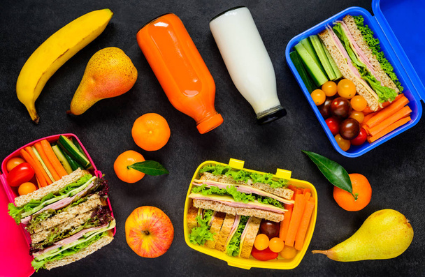 Boîte à lunch avec fruits, aliments et boissons
 - Photo, image