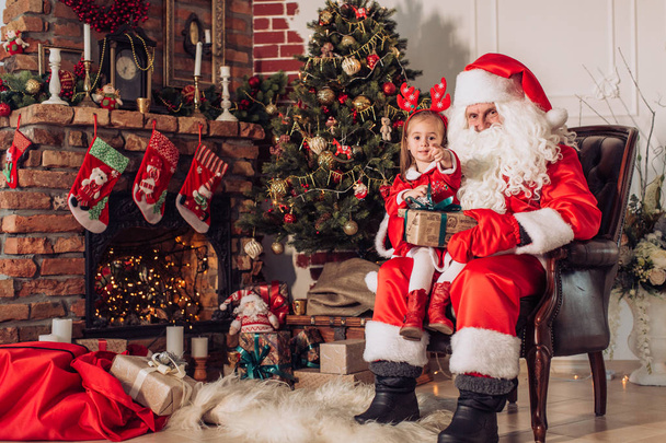 Mädchen mit Geschenkschachtel mit Weihnachtsmann - Foto, Bild