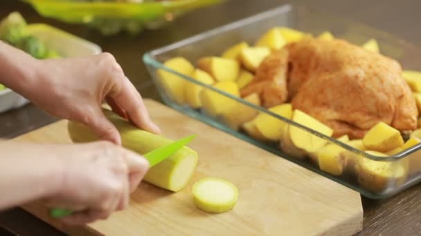 Cooking chicken with vegetables in a glass - Footage, Video
