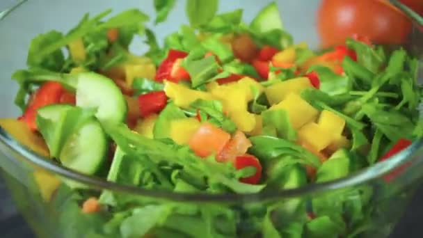 Σαλάτα από φρέσκα λαχανικά που περιστρέφονται σε έναν κύκλο - Πλάνα, βίντεο