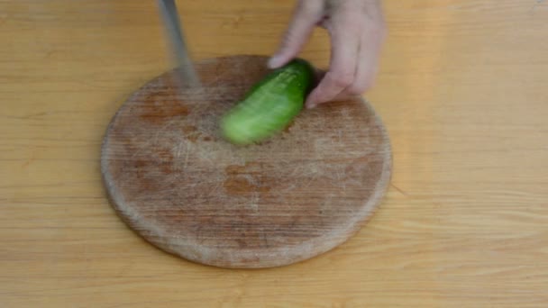 Old woman hands cut up cucumber - Video, Çekim