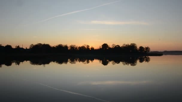 Вечерний закат в озере
 - Кадры, видео