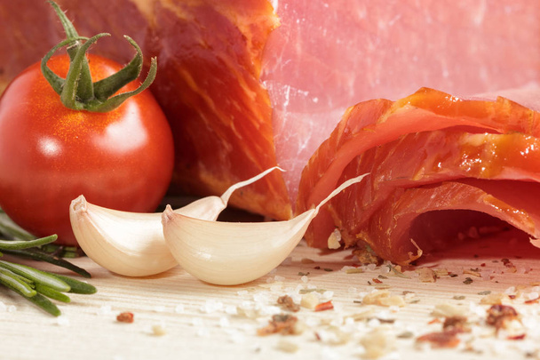 smoked Ham with mushrooms, tomato, garlic and herbs - Фото, изображение