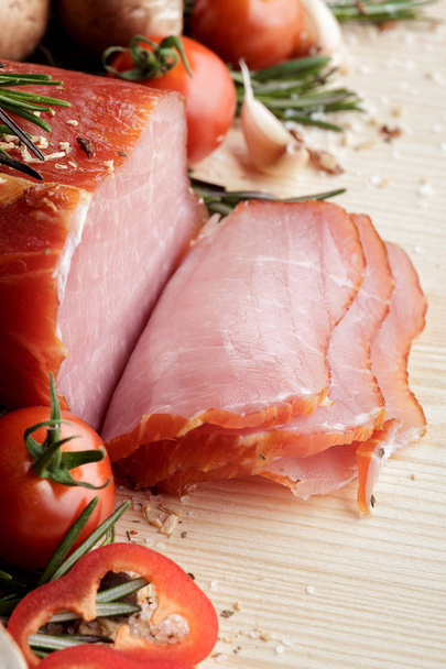 smoked Ham with mushrooms, tomato, garlic and herbs - Foto, Imagen