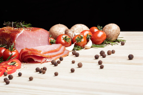 smoked Ham with mushrooms, tomato, garlic and herbs - Foto, immagini