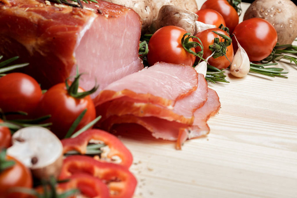 smoked Ham with mushrooms, tomato, garlic and herbs - Фото, изображение