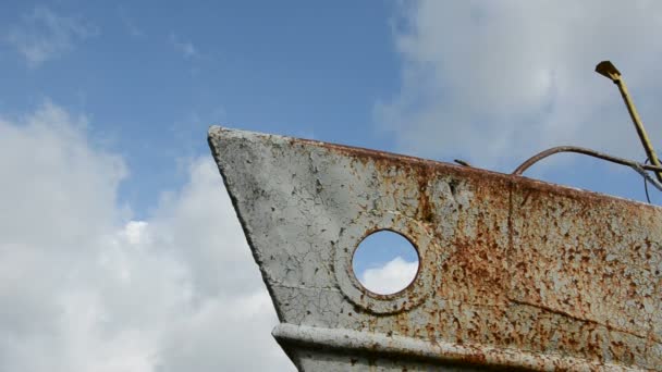 Velho fragmento de navio enferrujado e nuvens de céu
 - Filmagem, Vídeo