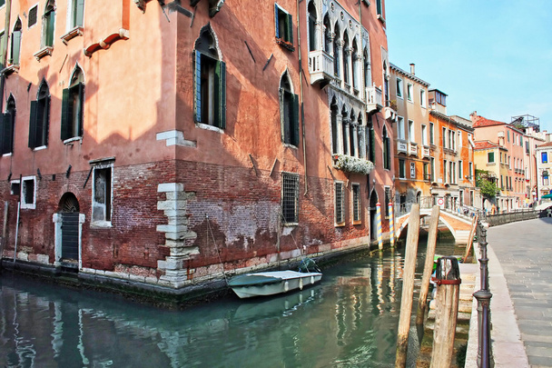 Casa de Venecia sobre el agua
 - Foto, imagen