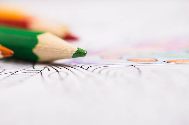 Різнокольорові олівці та розмальовки для дорослих
 - Фото, зображення