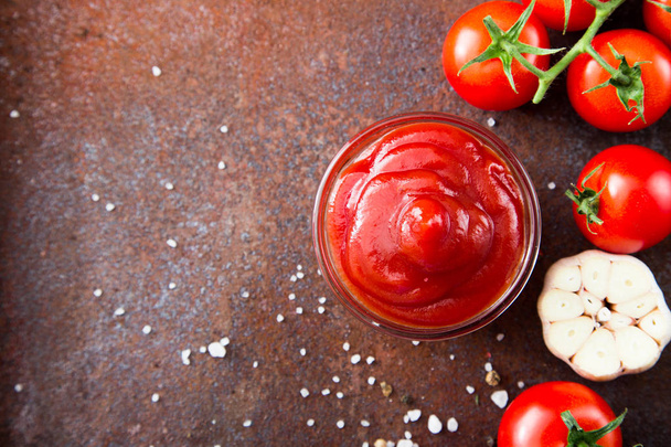 Tomatenketchup-Sauce mit Knoblauch, Gewürzen und Kräutern mit Kirsche - Foto, Bild