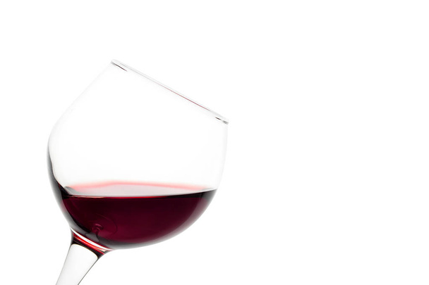 Λοξή ποτήρι κόκκινο κρασί - Φωτογραφία, εικόνα