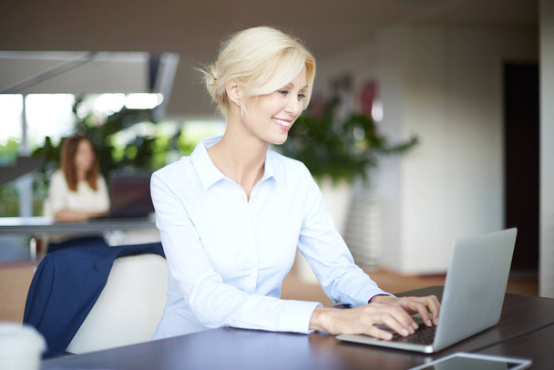  woman working on laptop - Foto, Bild