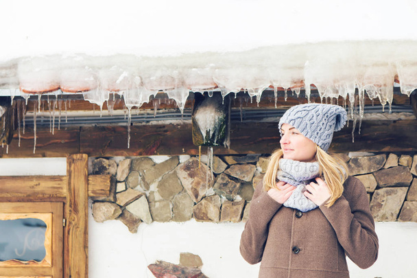 Aantrekkelijke jonge vrouw in de winter outdoor - Foto, afbeelding