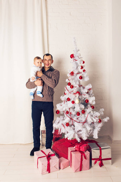 feliz familia padre e hijo bebé niño con árbol de Navidad
 - Foto, imagen