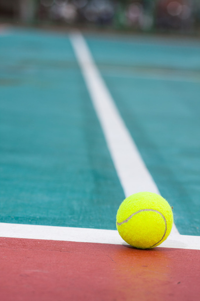 Tennis ball on the field. - Foto, Bild