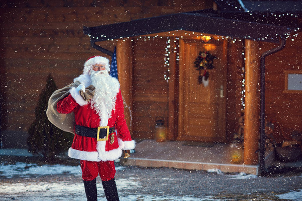 Weihnachtsmann mit Sack voller Geschenke  - Foto, Bild