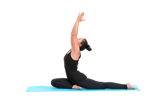 schöne asiatische Frau praktiziert Yoga-Pose auf weißem Hintergrund - Foto, Bild