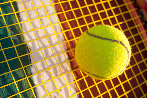 Tennis ball and racket. - Foto, afbeelding