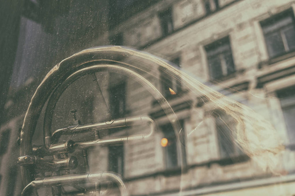 French horn in a glass house - Zdjęcie, obraz