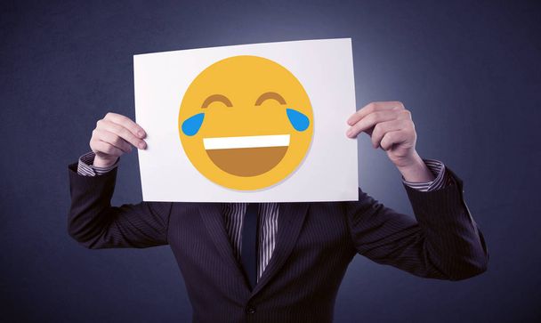 Geschäftsmann hält Papier mit lachendem Emoticon in der Hand - Foto, Bild