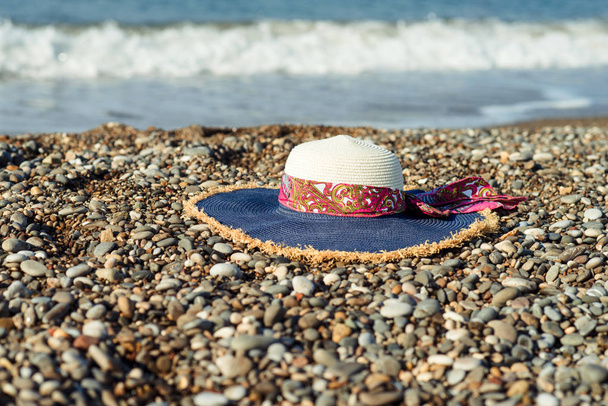 Женская шляпа на пляже
. - Фото, изображение