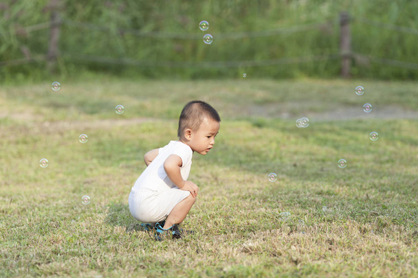 Милий Китайська baby boy гра бульбашки - Фото, зображення