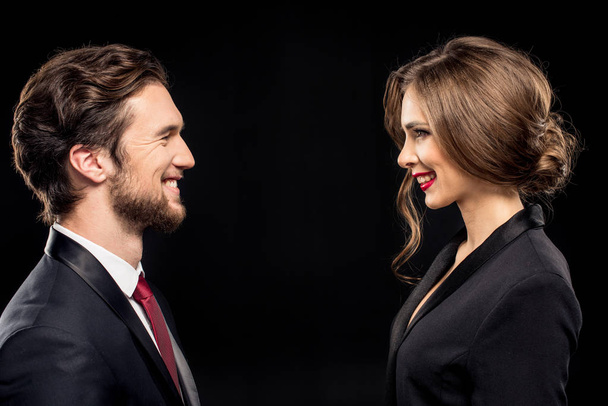 Смеющаяся пара в официальной одежде
 - Фото, изображение