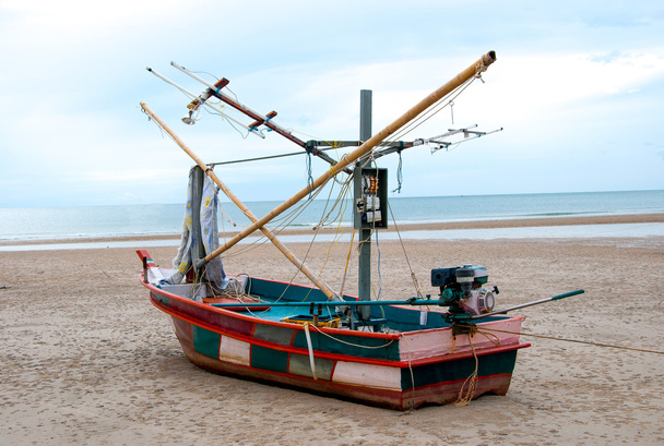 Lulas barco de pesca na praia de areia
 - Foto, Imagem