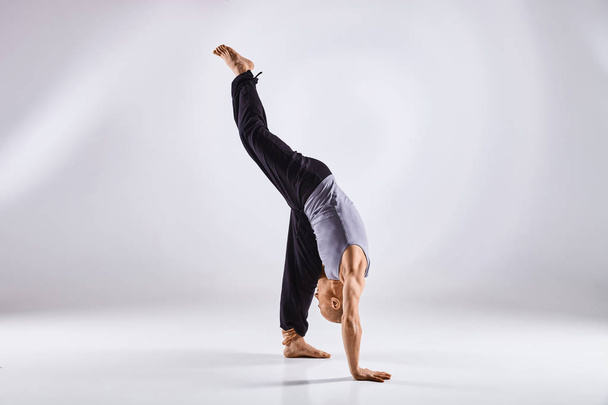 Člověk dělá jógu izolovaných na bílém pozadí - Fotografie, Obrázek