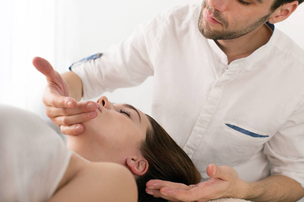 Closeup of masseur doing massage client - Foto, afbeelding