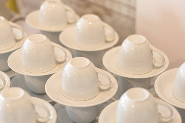 muchos blanco taza de café vacía preparación para la pausa de café de la boda
 - Foto, Imagen
