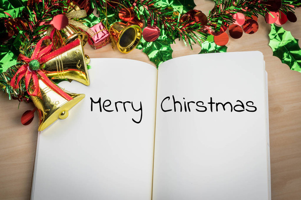 веселі різдвяні слова в записнику з різдвяним прикрасою для
  - Фото, зображення