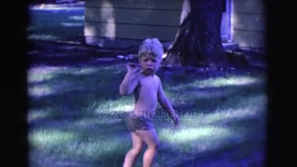 kid walking on backyard - Filmmaterial, Video