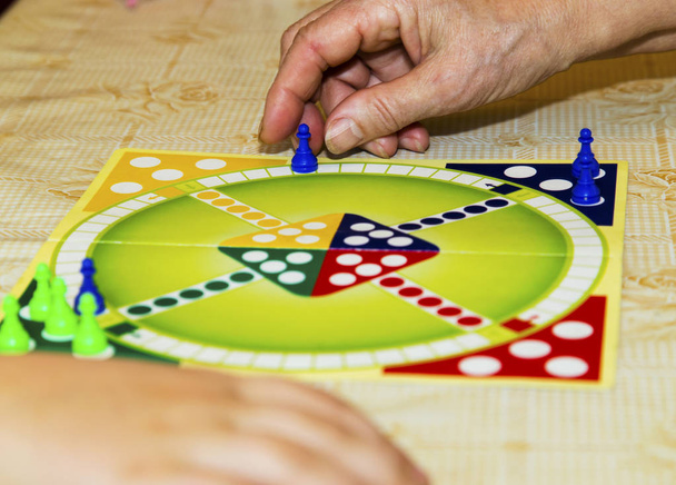Värikäs lauta perinteisen lasten pelin pelaamiseen
 - Valokuva, kuva