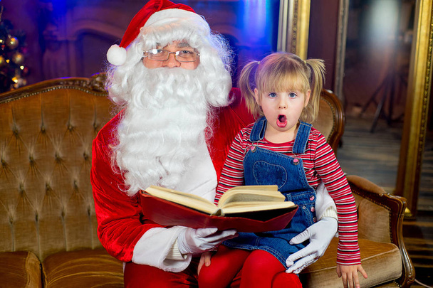 Santa Claus and girls reading a book - Zdjęcie, obraz