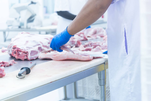 boucher couper la viande fraîche dans l'usine de jambon
 - Photo, image
