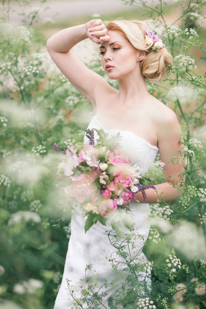 Krásná nevěsta v bílých šatech v zahradě - Fotografie, Obrázek