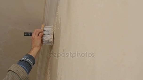 Чоловік отримує гіпсову штукатурку вручну на стіні
 - Кадри, відео