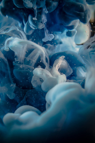 The blue dye in the water.  - Foto, afbeelding